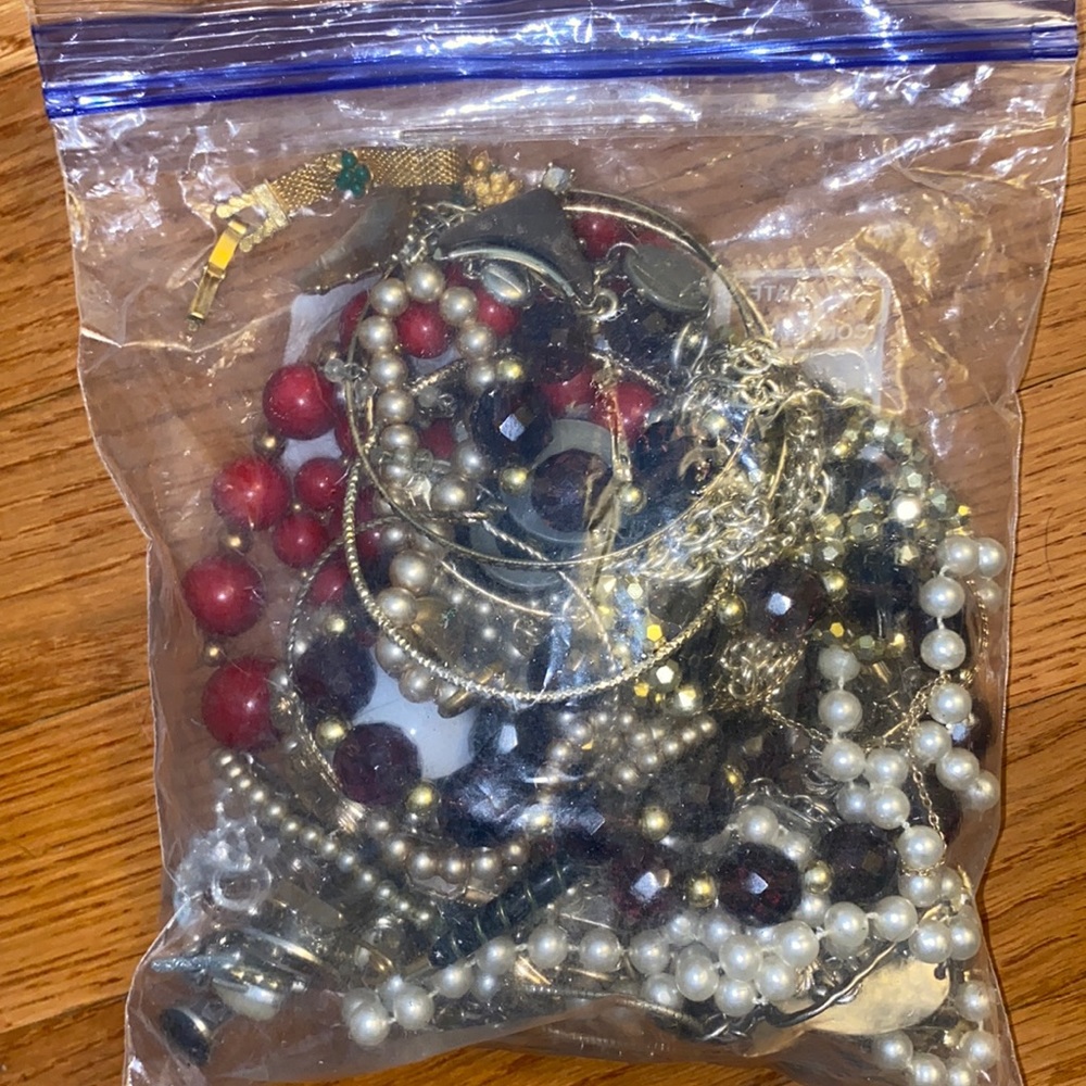 Junk jewelry , some broken some wearable